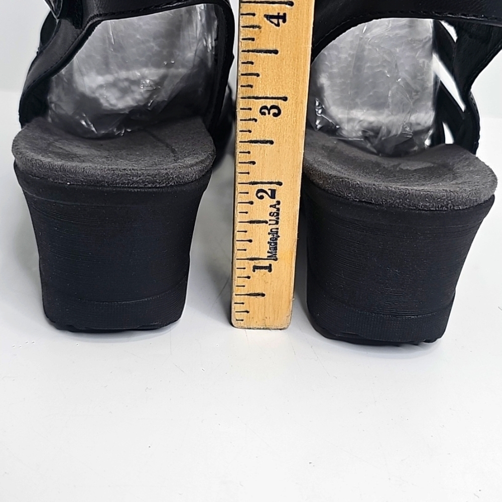 Baretraps Women Black Sandals with Criss-Cross Design - Picture 9 of 15